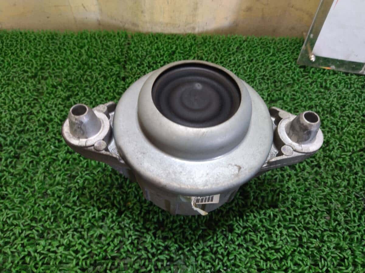 Engine mount  Mercedes-Benz C200