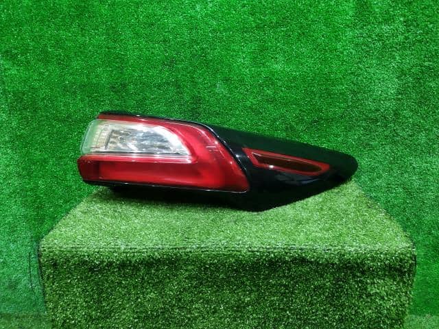Right Tail Light TOYOTA Harrier 2018 DAA-AVU65W 8155048420